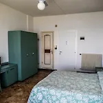 Hotel West End 3*