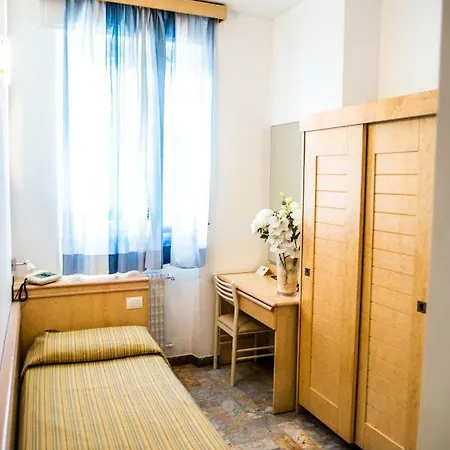 West End ホテル 3*